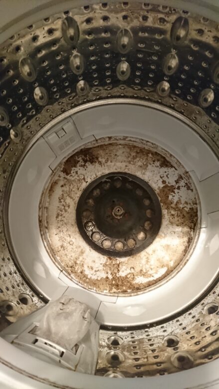 パルセーター中心部にこびりついた茶色い汚れ