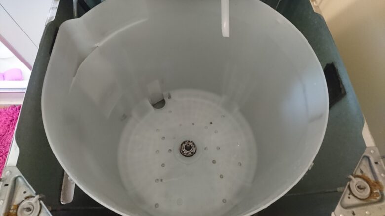洗浄後、白く綺麗になった脱水槽の内側