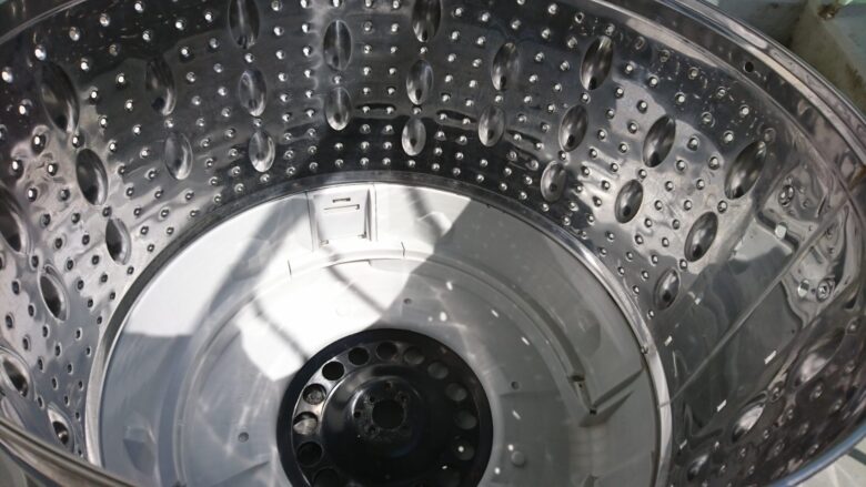 屋外で撮影した洗浄後の脱水槽内部、汚れがほぼ落ちている