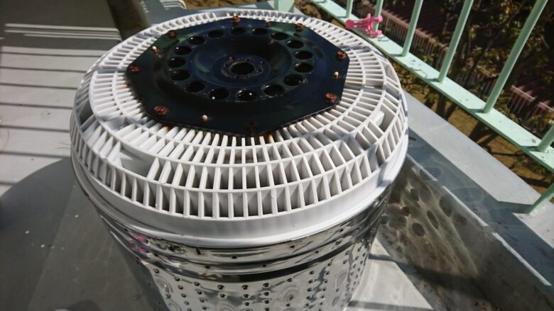 パルセーター裏側の駆動部、錆びたボルトが見える