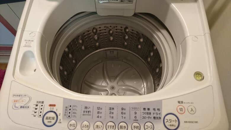 組み立てが完了し電源を入れた状態の洗濯槽内部、きれいになっている